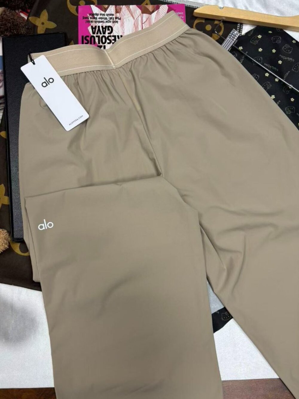 Loose pants🔥Alo Yoga Suit Up Trouser Gravel Color💡30-inch Inner Seam Length - Picture 6 of 14
